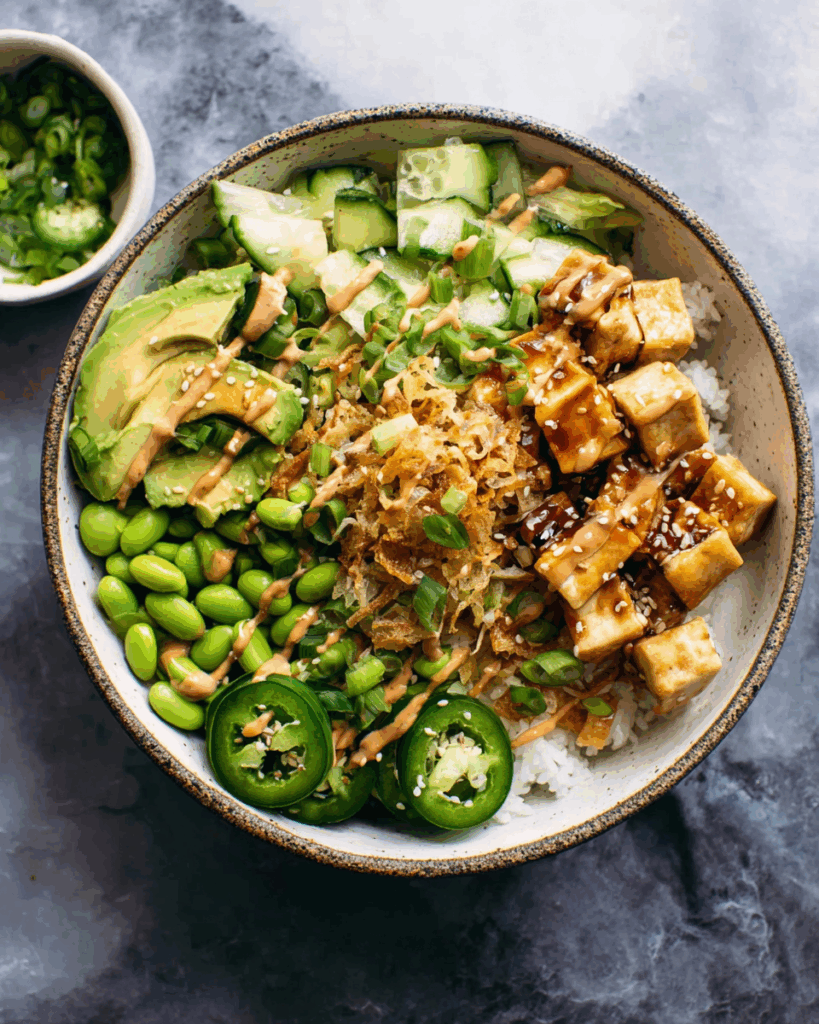 Knusprige Bowl mit Teriyaki-Tofu: Ein Geschmackserlebnis voller Frische und Texturen
