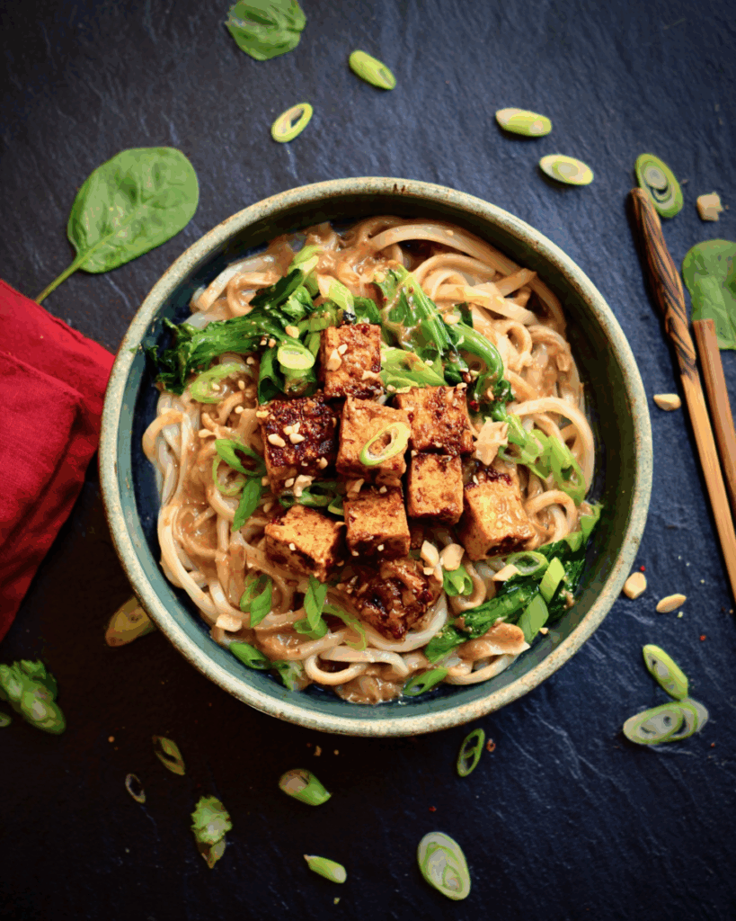 Udon-Nudeln mit Erdnuss-Sauce und Tofu – Cremig, würzig & vegan