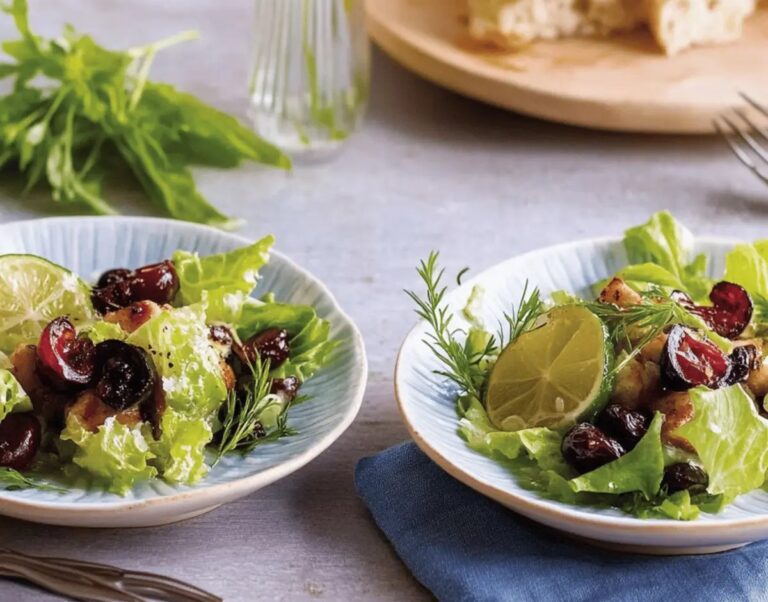 Fruchtiger Salat mit Kirschen für den Sommergenuss