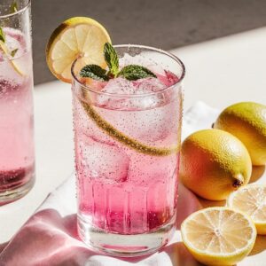 Geschlagene Pink Zitronenlimonade frisch und erfrischend genießen 2 Geschlagene Pink Zitronenlimonade frisch und erfrischend genießen