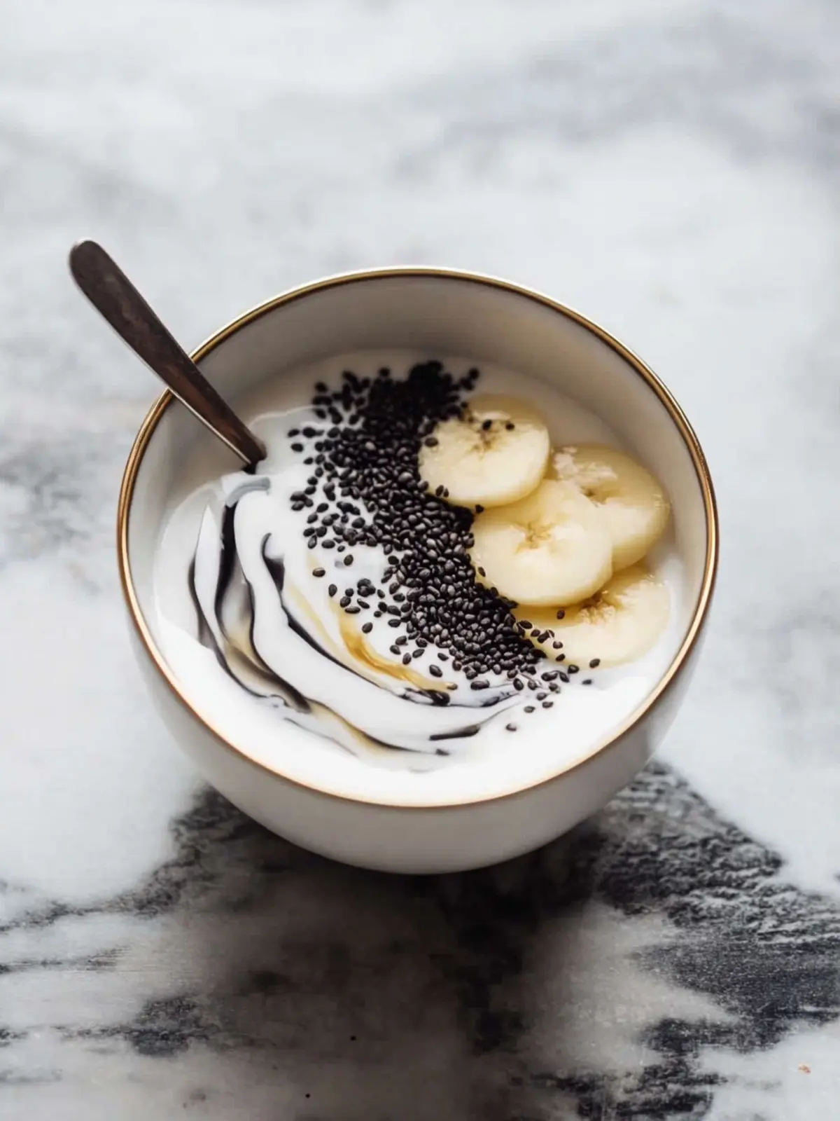 Schwarzsesam-Joghurt-Schüssel: Cremig, gesund und blitzschnell 2 Schwarzsesam-Joghurt-Schüssel