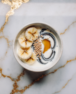 Schwarzsesam-Joghurt-Schüssel: Cremig, gesund und blitzschnell 2 Schwarzsesam-Joghurt-Schüssel: Cremig, gesund und blitzschnell