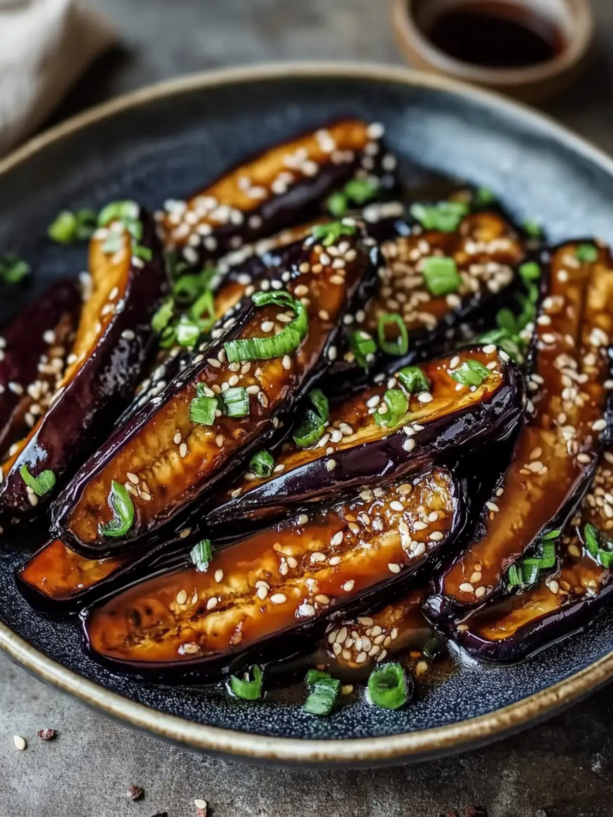 Knusprige chinesische Aubergine in Knoblauch-Soja-Glasur
